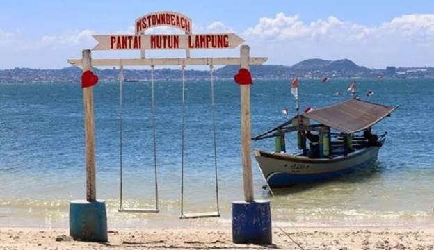 Foto Pantai Mutun di Lampung