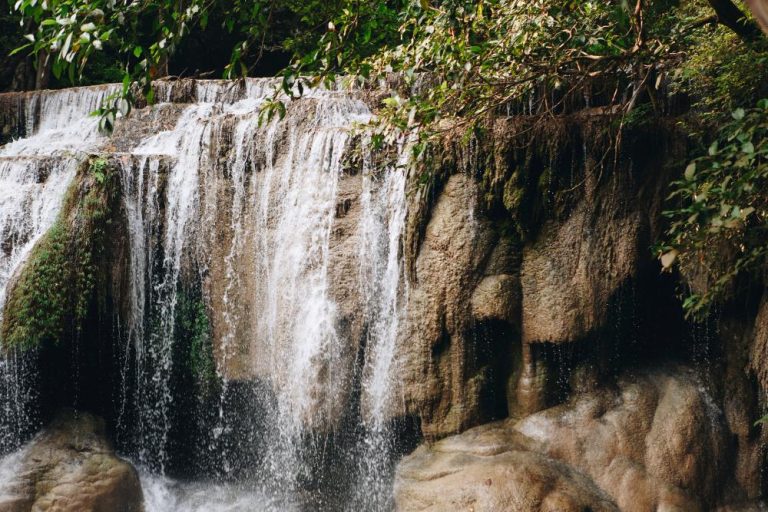 ilustrasi air terjun wisata lampung utara 2025