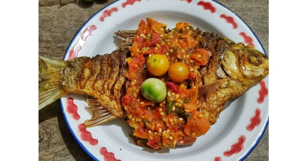 Ikan goreng dengan sambal rampai lampung