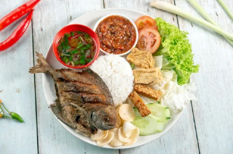 ilustrasi sambal seruit lampung dengan ikan goreng